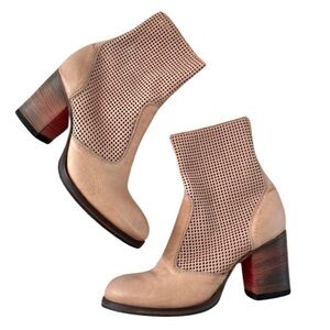 Gidigio Perforated Italian Leather Heeled Boots Size 9 Beige Neutral Shabby Chic